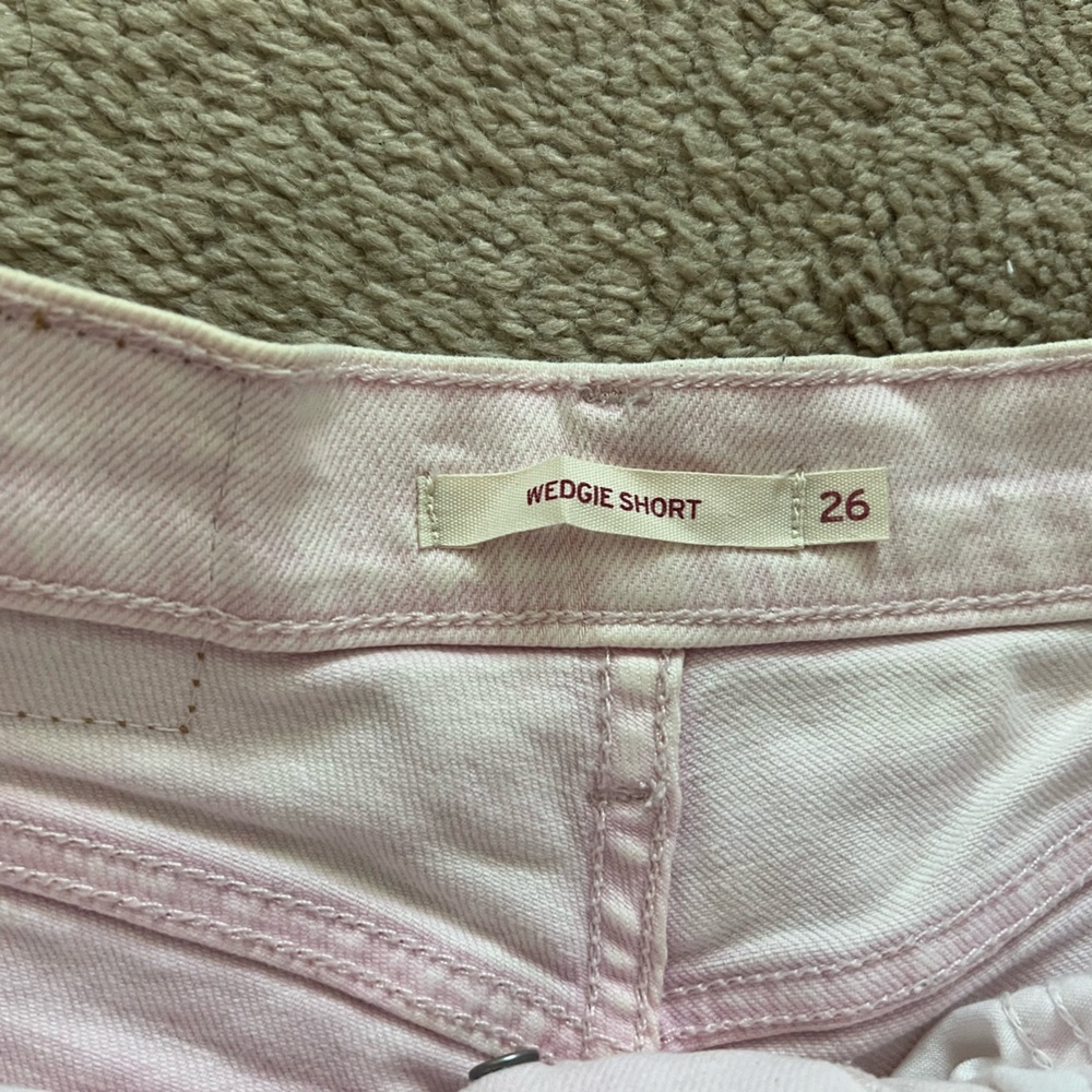 Levi’s Wedgie Short in Stonewash Light Lilac - Picture 2 of 3